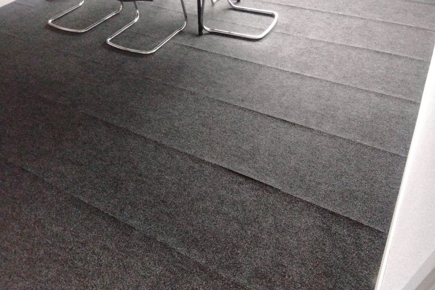 Teppichfliesen schrumpfen oder dehnen sich aus? Ursachen, Lösungen & Tipps