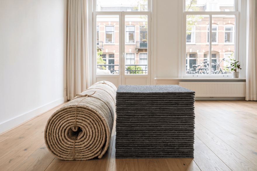 Teppichboden als Meterware: Rollenbreite, Verschnitt und die Alternative Teppichfliesen